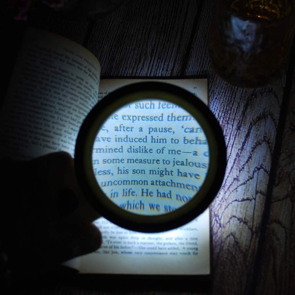 Magnifying Glass with LED Light - Picture 3 of 6